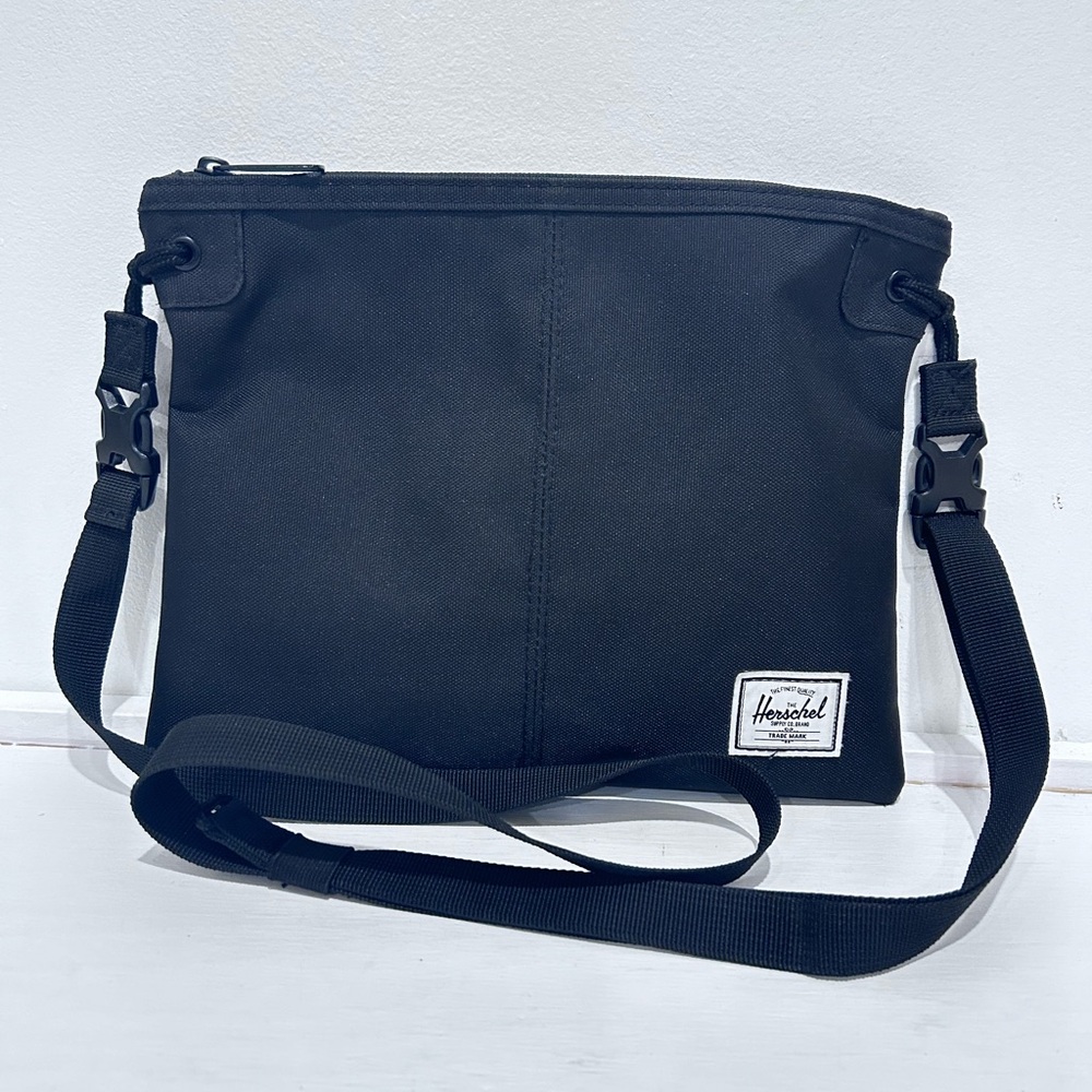 Herschel Supply Company Black Alder Crossbody Messenger Bag Adjustable Strap‎